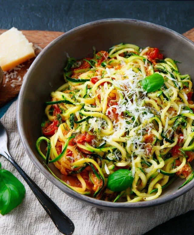 Zucchini-Spaghetti in cremiger Sauce– Zoodles